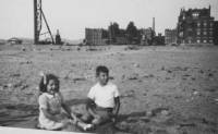 Noordereiland - Paul en Cobi in de puin 1946-08-00
